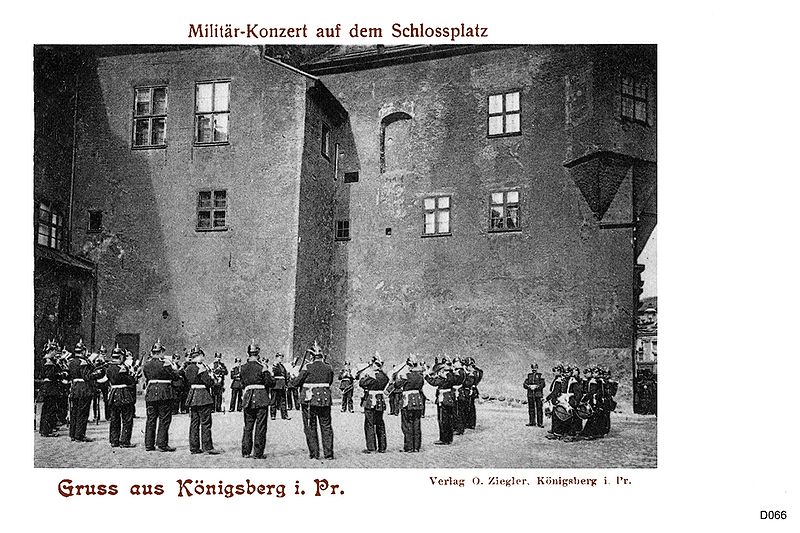 File:KbgSchlossplatzKonzert.jpg