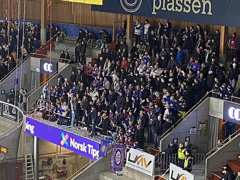 File:Klanen og Ultras i CC Amfi.jpg