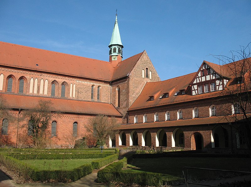 File:Kloster Lehnin cloister.jpg