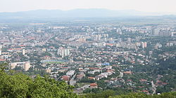 Pohled na Košickou kotlinu z vrchu Hradová. V popředí město Košice, v pozadí Slanské vrchy.