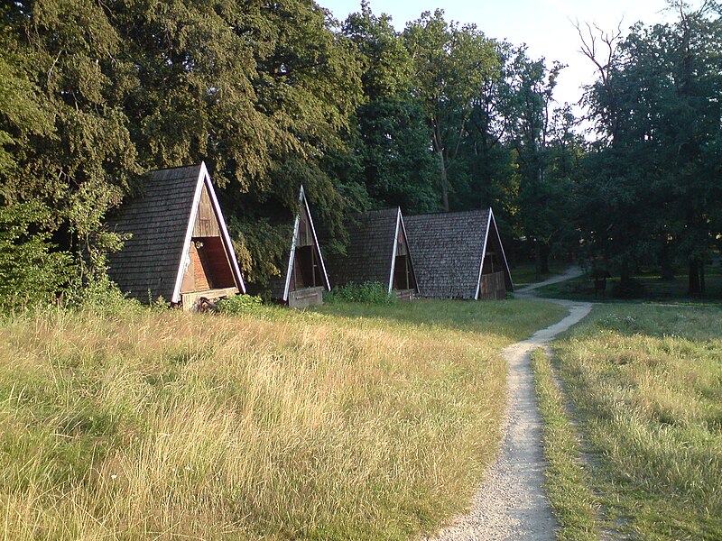 File:Koliba cottages.jpg