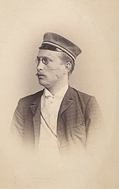 Biesalski in Uniform auf einer Sepia-Aufnahme im Porträt. Er ist mit einer Soldatenmütze abgebildet.