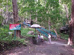 Entrance to Kudukkathu Para