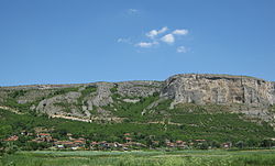 Изглед от Кунино с емблематичната за селото скала Червеница