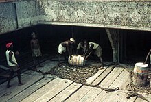 Unloading barrels from a ship, Accra, circa 1958 Loschen von Fassgut, Accra auf Reede, in der Luke 1958-59.jpg