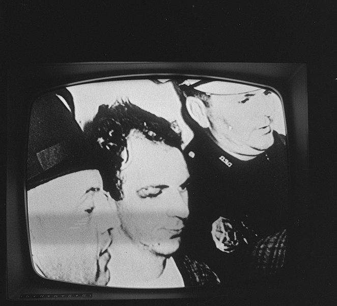 File:Lee Harvey Oswald vanaf televisie, Bestanddeelnr 915-9937.jpg