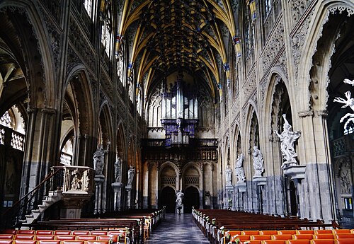 Une partie de la nef de Saint-Jacques et le buffet d'orges.