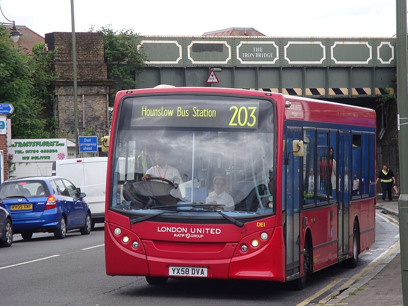 File:London United DE1 on Route 203, Staines (14124146967).jpg