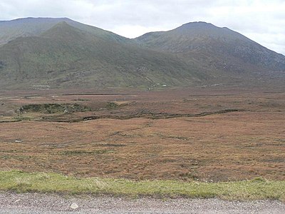 Blick über Srath Dionard von Carbreck an der A 838. Gegenüber liegt Rhigolter, dahinter Beinn Spionnaidh (links) und Cranstackie (rechts).