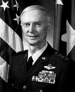 Генерал-лейтенант Робърт Д. Бекел.jpg