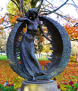 Luna Statue on the University of Oregon Campus (38497155342).jpg