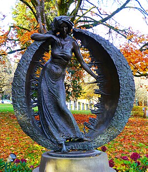 Luna-Statue auf dem Campus der Universität von Oregon (38497155342) .jpg
