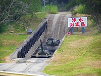 CM-21A裝甲運兵車完成涉水測試後，接著由M60A3 TTS戰車入水。