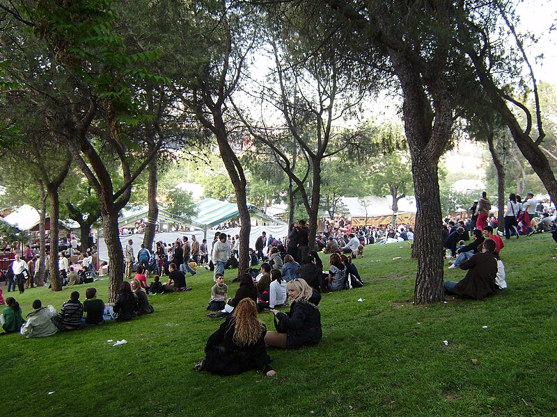 File:Madrileños en el Parque de San Isidro.JPG