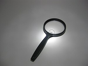 English: It's a simple picture of a magnifying...