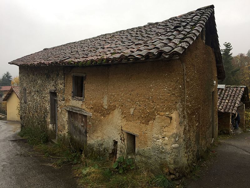 File:Maison.en.pisé.hautefort.saint-nicolas-de-macherin.jpg