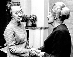Maja Ekelöf gratuleras av Alva Myrdal år 1970.