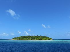 Une île déserte typique de l'Atoll de Baa, avec son récif au premier plan.