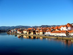 Den välbevarade flodhamnen Lent längs med Drava.