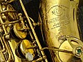 Au saxophone, les clapets situés près du pavillon sont actionnés par l'auriculaire de la main gauche.