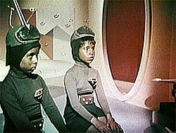 Pia Zadora (t.h) i en scen från filmen Santa Claus Conquers the Martians.