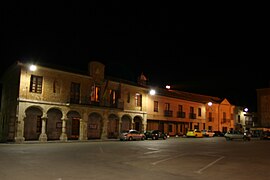 Vista nocturna del ayuntamiento