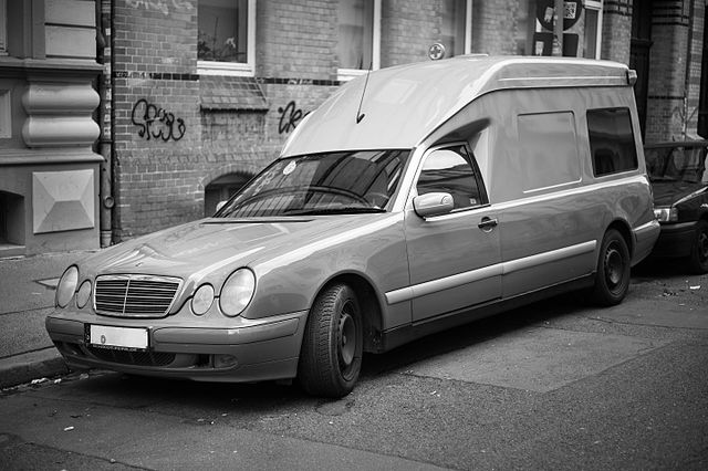 File:Mercedes-Benz W210 Binz station wagon ambulance car Hannover
