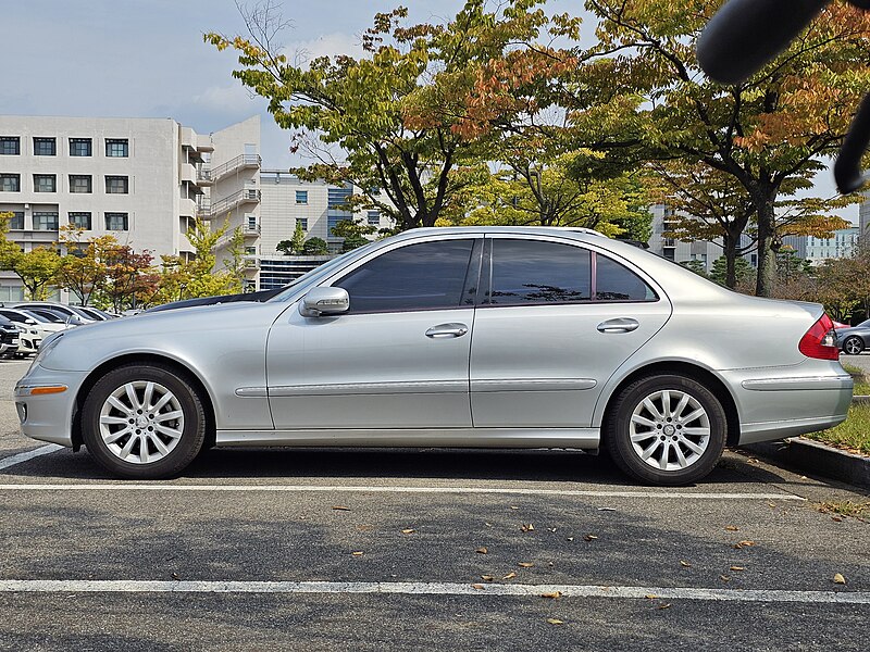 File:Mercedes-Benz W211 FL E 280 Brilliant Silver Metallic (14).jpg