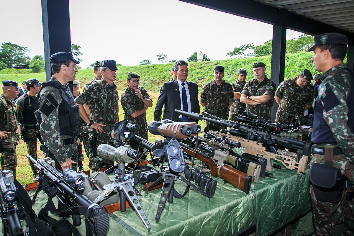 File:Ministro da Defesa visita Comando de Operações Especiais do