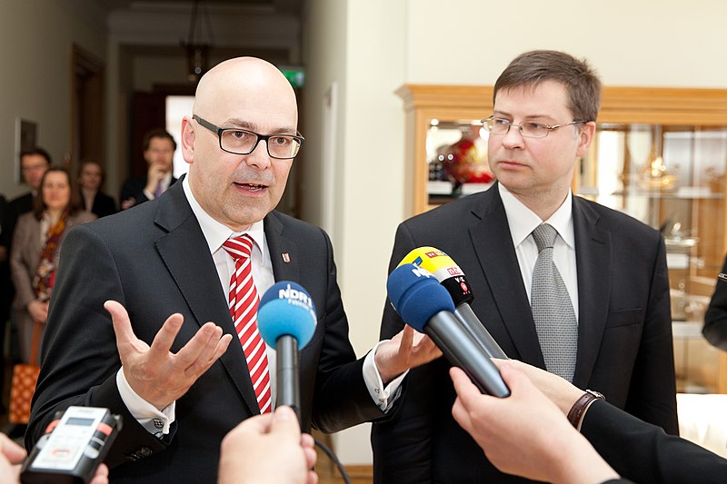 File:Ministru prezidents Valdis Dombrovskis tiekas ar Vācijas Šlēzvigas – Holšteinas federālās zemes premjerministru Torstenu Albigu (8715932073).jpg