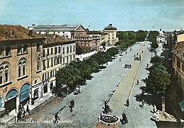 Mirandola - Piazza Costituente (carte poștală 1950) .jpg