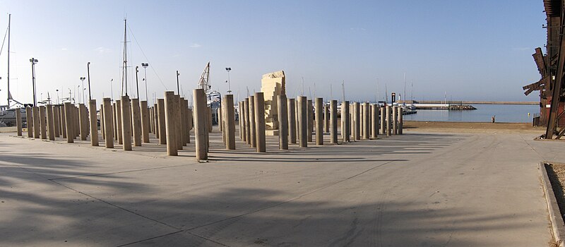 File:Monumento almerienses Holocausto.JPG