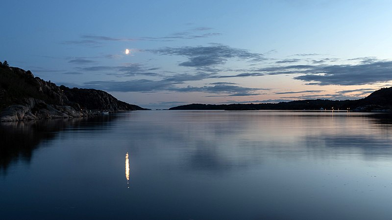 File:Moon and clouds over Brofjorden 1.jpg