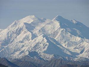 Denali, ledovec Muldrow v pravém dolním rohu obrázku