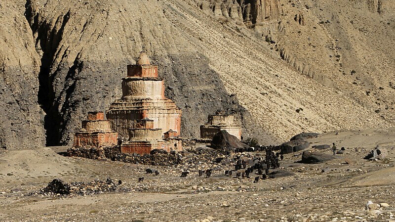 File:Mustang-Ghami to Tsarang-06-Choerten und Lhatos-Ziegenherde-2015-gje.jpg