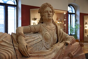 sarcophage en terracotta au Muzeum Czartoryskich.