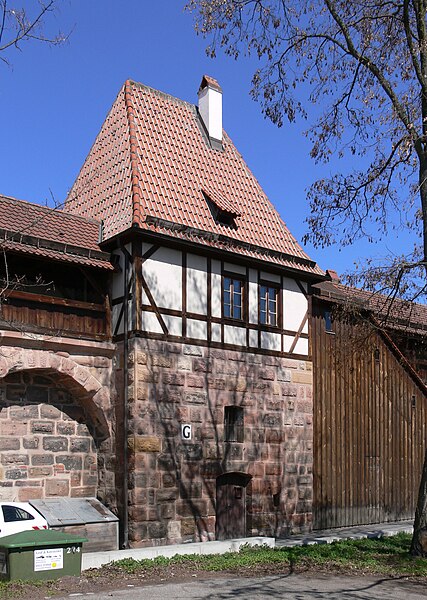 427px-Nürnberg_Maxtormauer_Turm_schwarzes_G_4.jpg