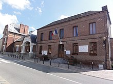 Ang Town Hall ug School of Neuve-Maison
