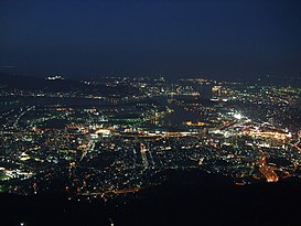 Thành phố Kitakyūshū, tỉnh Fukuoka về đêm, nhìn từ đỉnh Sarakura.