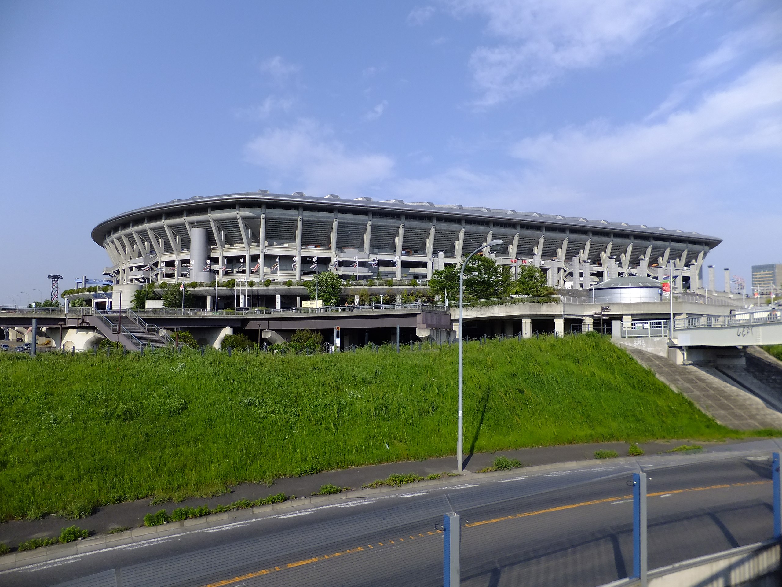 Nissan Stadium - Wikipedia