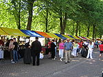 Marché folklorique (à l'avant-plan, deux personnes en costume traditionnel de Zuid-Beveland).