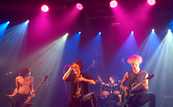 ONE OK ROCK saat tampil di London pada 2014. Kiri ke kanan: Ryota, Taka, Tomoya, Toru.