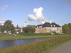 La petite ville d'Ommen vue de la rive gauche de l'Overijsselse Vecht.