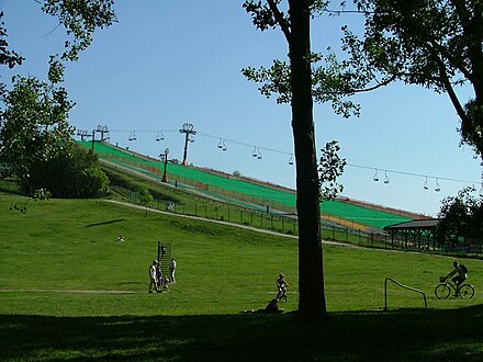 Even in warm weather, you can go skiing in Park Szczęśliwicki