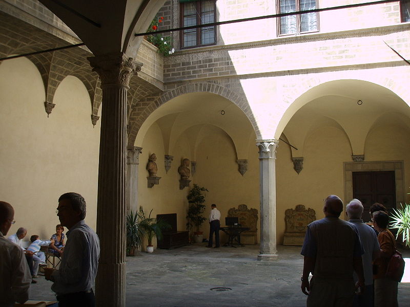 File:Palazzo Barbolani di Montauto cortile 01.JPG