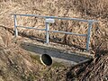 Das Pankewasser tritt ans Tageslicht aus einer Unterführung am Bahndamm: Pankeborn