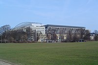Parken-Stadion in Kopenhagen, Blick von Südwesten bei blauem Himmel