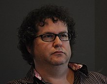 Саңырауқұлақтың негізін қалаушы Пэт Томас, 2011 жылы академиялық поп-музыка конференциясында
