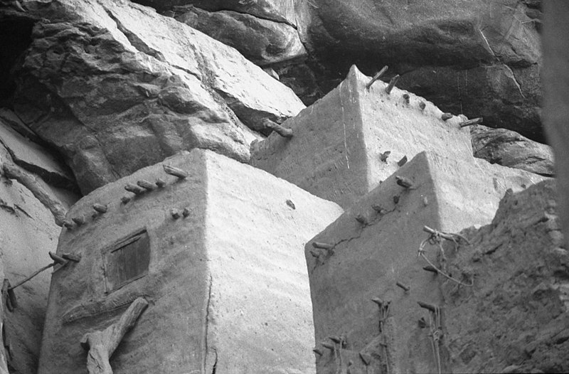 File:Pays Dogon.Maisons accrochées à une falaise.1991.2.jpg