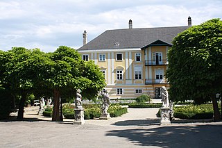 Knappenhof mit zehn barocken Figuren